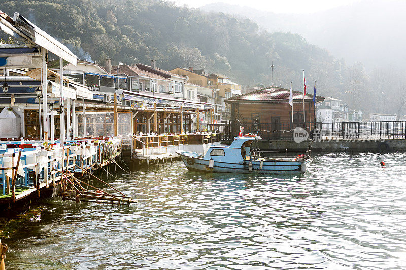 土耳其伊斯坦布尔的anadolukavagi beykoz，博斯普鲁斯海峡边的露天鱼类餐馆